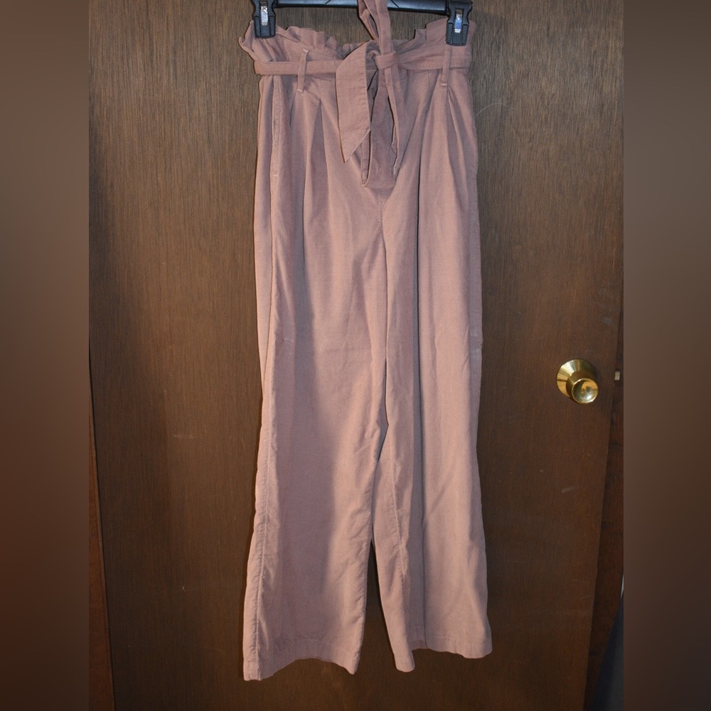 super cute high waisted pants!
